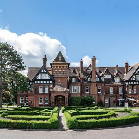 Woodlands Park Hotel Cobham  Exterior foto