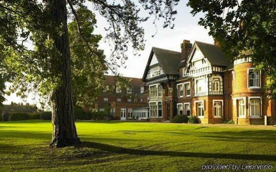 Woodlands Park Hotel Cobham  Exterior foto